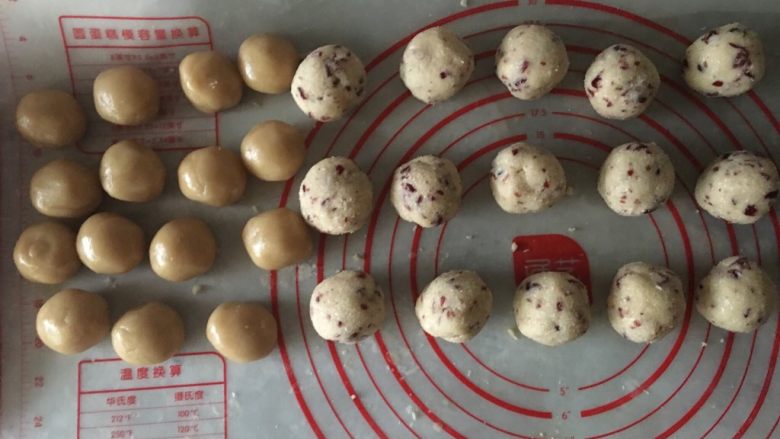 椰蓉蔓越莓月饼,饼皮的液体材料全部混合乳化后加入面粉搅拌均匀,揉成团后装保鲜袋静置2小时后分成大小均匀的面团