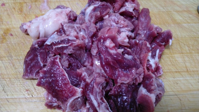 懒人版牛肉干,<a style='color:red;display:inline-block;' href='/shicai/ 216'>牛肉</a>洗净,顺着纹路切粗条状。