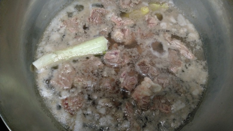 懒人版牛肉干,锅中放入适量<a style='color:red;display:inline-block;' href='/shicai/ 156925'>水</a>，<a style='color:red;display:inline-block;' href='/shicai/ 3250'>葱</a>段、<a style='color:red;display:inline-block;' href='/shicai/ 718'>料酒</a>，放入牛肉焯<a style='color:red;display:inline-block;' href='/shicai/ 156925'>水</a>，<a style='color:red;display:inline-block;' href='/shicai/ 156925'>水</a>开后在中间<a style='color:red;display:inline-block;' href='/shicai/ 156925'>水</a>开处，涮掉牛肉上的血沫，涮肉时不要关火，这样就不用再冲洗了。