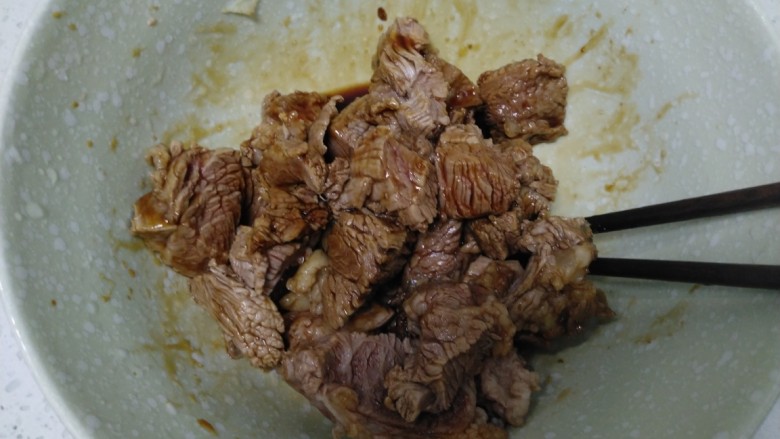 懒人版牛肉干,将涮掉血沫的牛肉放入碗里，加入耗油、<a style='color:red;display:inline-block;' href='/shicai/ 788'>生抽</a>、<a style='color:red;display:inline-block;' href='/shicai/ 762'>老抽</a>、盐搅拌均匀。