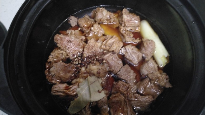 懒人版牛肉干,将牛肉摆在上面,放入等量的水。