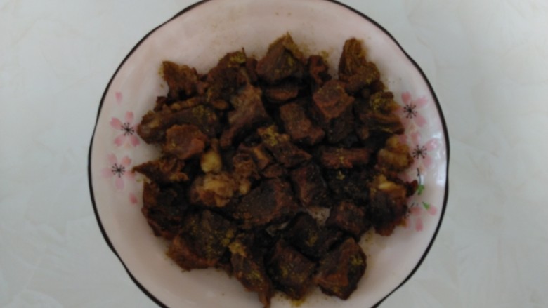 懒人版牛肉干,大火煮开转小火煮50分钟,取出摆入盘中,撒上孜然粉。我忘了煮了65分钟,砂锅裂开了,各位亲一定不要学我哦!