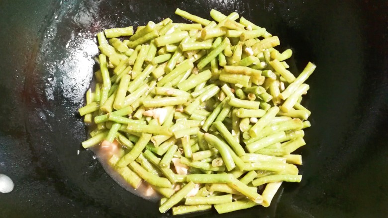 金蒜豇豆,盖上锅盖中火烧开转小火烧至豇豆熟透,一定要熟透,半生半熟的豇豆有毒