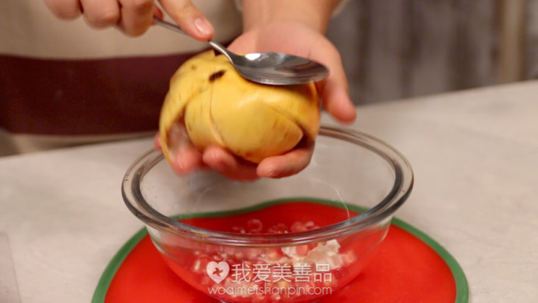 美容石榴水,割好后，反过来倒扣在容器上，用勺子用力敲打石榴的四周，这样石榴果肉就会慢慢掉落下来了