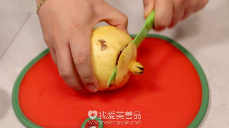 美容石榴水,先把洗干净的红石榴顶部切掉