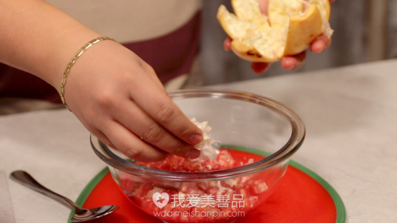 美容石榴水,最后把容器里的白皮挑出来扔掉，石榴就准备好了