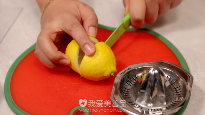 美容石榴水,然后把柠檬切两半