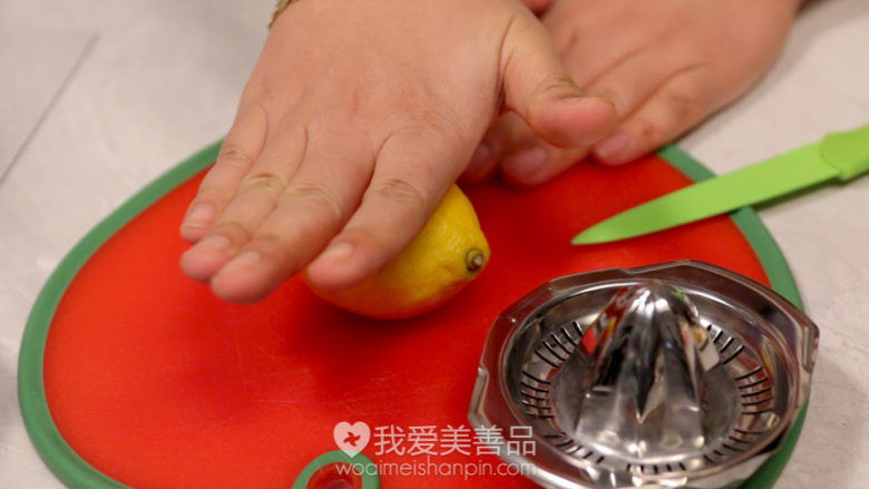 美容石榴水,接下来准备柠檬汁，先把洗干净的柠檬按在砧板上用力滚一滚