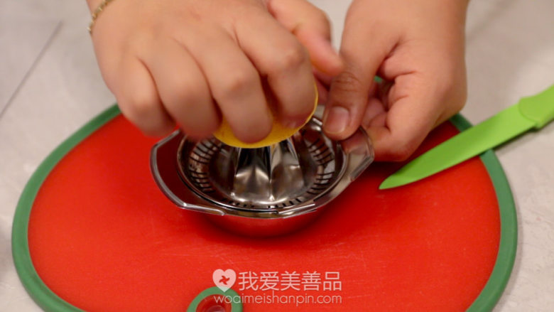 美容石榴水,另一半柠檬用手动挤汁器挤出柠檬汁备用，就可以开始做石榴水了