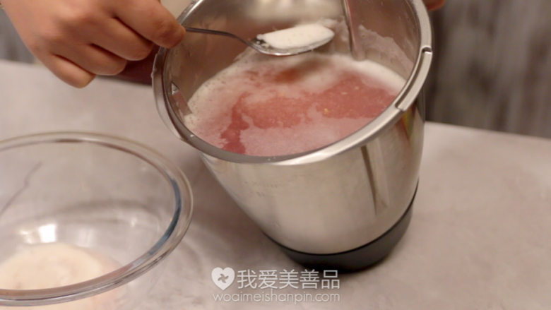 美容石榴水,时间到了后打开主锅盖和量杯，把主锅从主机上拿下来，用勺子去掉石榴水表面的泡沫后