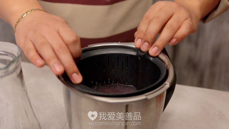 美容石榴水,把网锅放进主锅里用来过滤石榴籽