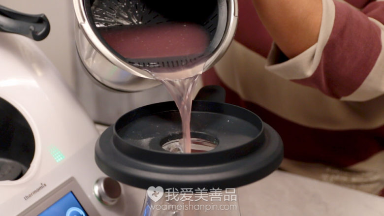 美容石榴水,在倒石榴水的时候可以用主锅盖辅助，这样就不用担心会倒到外面了