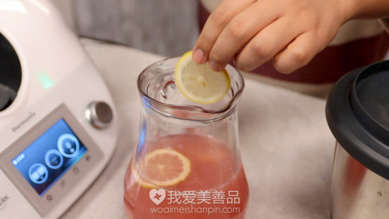 美容石榴水,然后把事先切好备用的柠檬片放进石榴水里做装饰