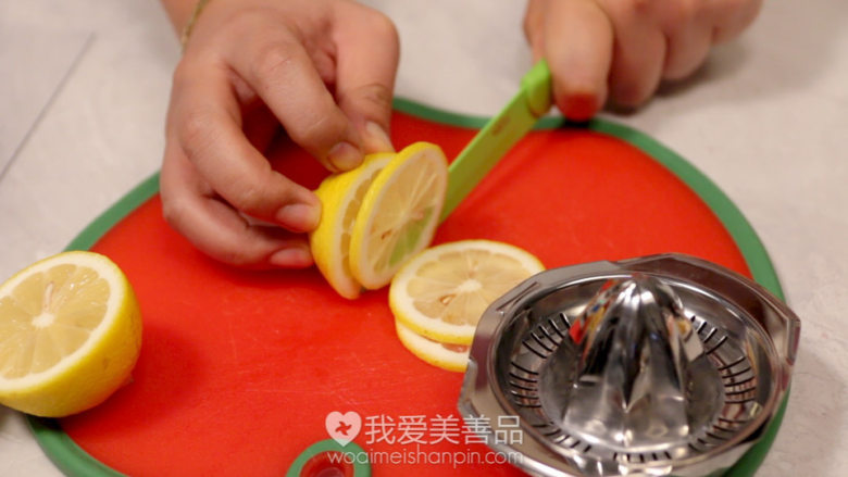 美容石榴水,其中一半柠檬切薄片备用