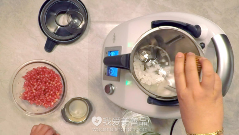 美容石榴水,先把冰糖倒入主锅中