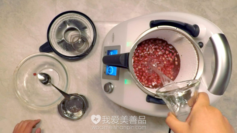 美容石榴水,把之前挤好的柠檬汁也加进去，最后加入饮用水