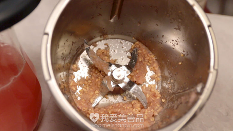 美容石榴水,石榴水过滤出来之后，可以看到锅底剩下来的都是完整的石榴籽