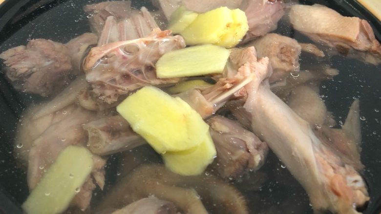 虫草花鸭汤,倒入适量水(大概9分满),盖上盖子,大火煮开,转中小火炖30分钟