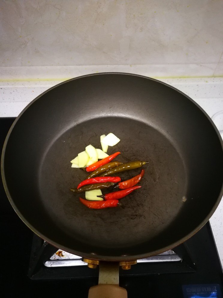 酸萝卜鸭汤,锅内放少量油加热,加入老姜和泡椒