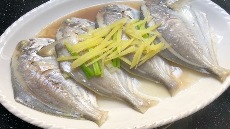 清蒸白鲳鱼,蒸好焖5分钟再打开盖子,把鱼取出,倒掉蒸出来的汤汁