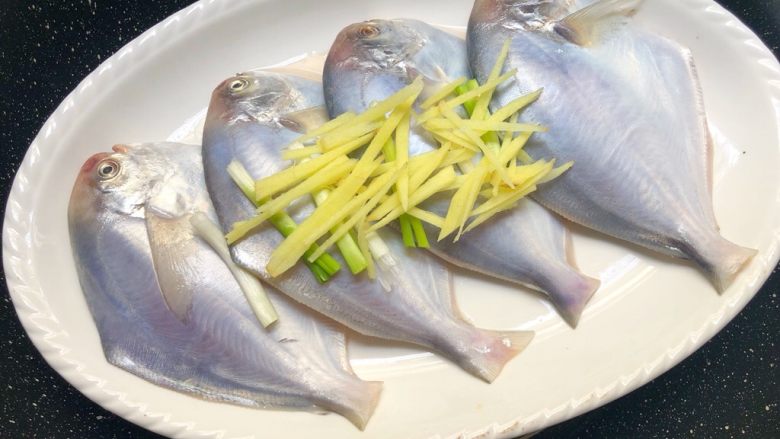 清蒸白鲳鱼,蒸锅水开,把鱼放入蒸8分钟关火