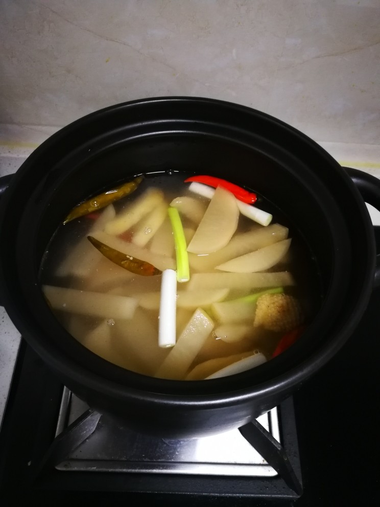 酸萝卜鸭汤,把炒过的鸭肉放入砂锅,加入酸萝卜和葱白,加入水,炖两小时