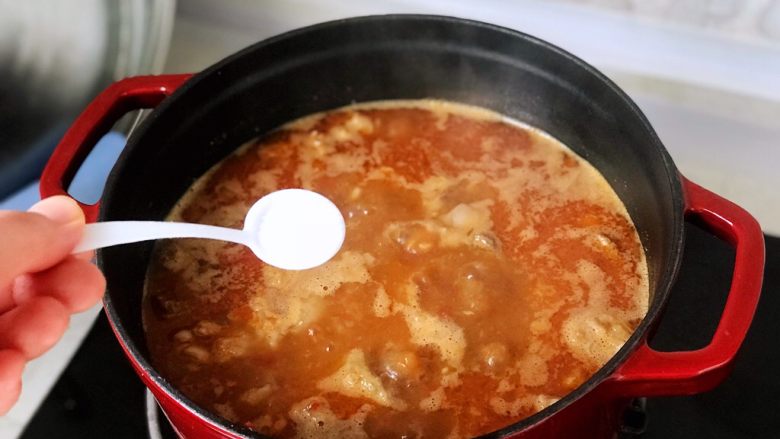 铸铁珐琅锅·红烧牛肉面,根据自己的口味,加入适量的盐调味儿;