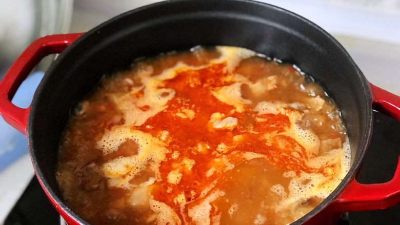 铸铁珐琅锅·红烧牛肉面,煮沸的状态;