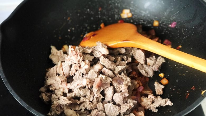 铸铁珐琅锅·红烧牛肉面,锅中放入牛腩;
