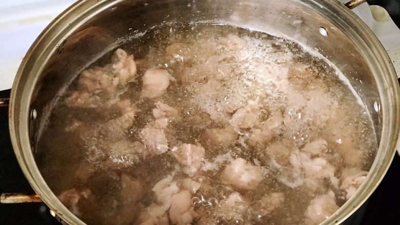 铸铁珐琅锅·红烧牛肉面,沸水煮牛肉,锁住水分,中火3分钟捞出;