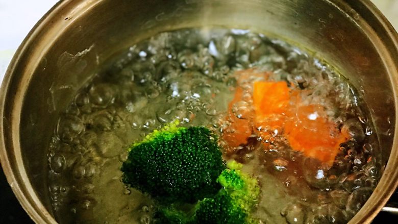 铸铁珐琅锅·红烧牛肉面,水焯西蓝花和胡萝卜;