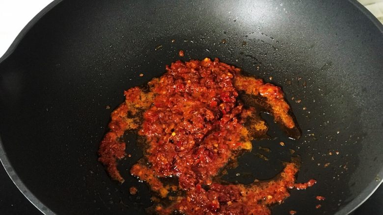 铸铁珐琅锅·红烧牛肉面,炒锅中倒油,放入<a style='color:red;display:inline-block;' href='/shicai/ 705'>豆瓣酱</a>,炒出红油;