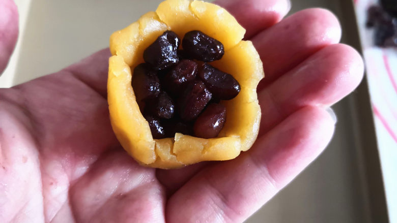 可可蜜豆月饼,中间包上蜜豆,大约5克,