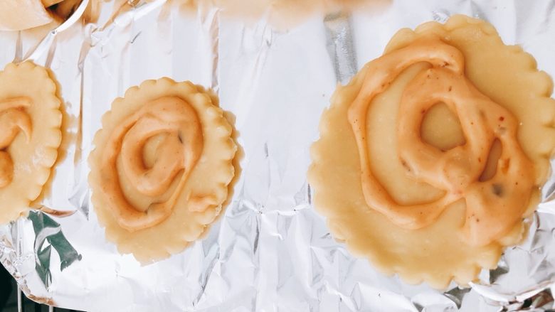 火腿鲜虾花饼塔,在花形面饼上挤沙拉