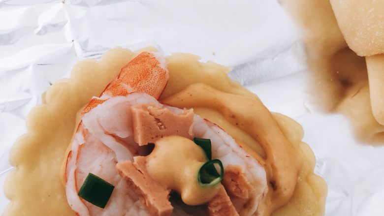 火腿鲜虾花饼塔,再挤沙拉到面饼中间,也就是虾面最中间的那一点,然后撒上葱花。