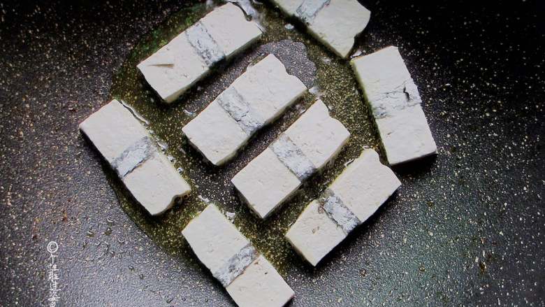 照烧豆腐,煎锅放油,把豆腐煎至两面金黄