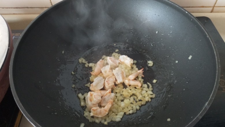 牛肉酱虾仁香菇意面,放入虾仁炒到变色