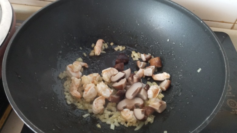 牛肉酱虾仁香菇意面,放入香菇