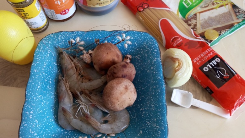 牛肉酱虾仁香菇意面,准备原料
