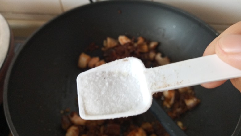 牛肉酱虾仁香菇意面,加盐调味。关火