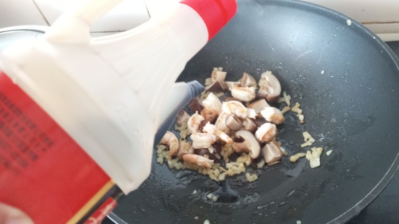牛肉酱虾仁香菇意面,加<a style='color:red;display:inline-block;' href='/shicai/ 788'>生抽</a>