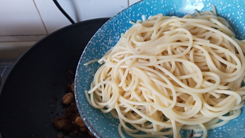 牛肉酱虾仁香菇意面,放入意面翻拌均匀