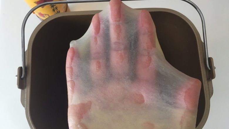 核香一口酥,揉好的面团切下一小块,可以撑出薄薄的手套膜