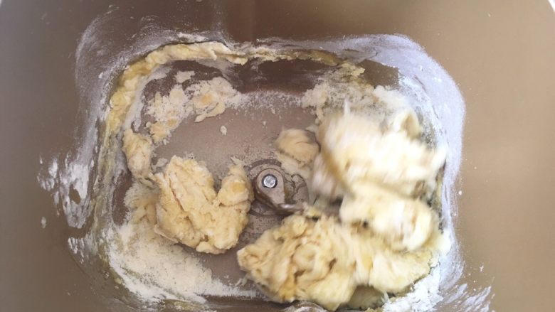核香一口酥,加入金龙鱼菜籽油,加水启动揉面程序,将材料揉成面团