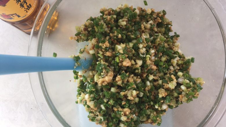 核香一口酥,加入金龙鱼菜籽油,用刮刀搅拌均匀,入冰箱冷藏备用