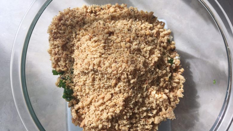 核香一口酥,将核桃碎倒入香葱内