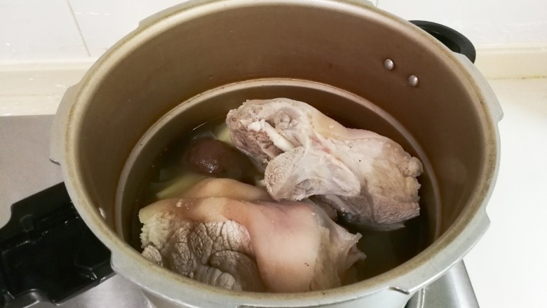 简单美味肘子,放入肘子烧开,盖上高压锅盖,蒸气出来加上顶阀烧至顶阀转圈,转小火四十分钟