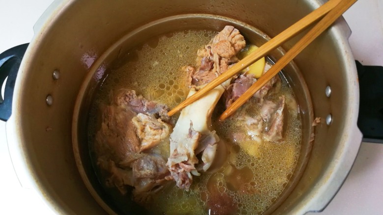 简单美味肘子,关火,等高压锅自动排掉气,打开锅盖,取出骨头,将肘子肉放入保鲜盒凉透放入冰箱冷藏四小时