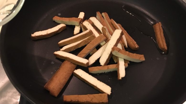 彩椒豆干,倒油烧热下豆干,稍微翻炒均匀
