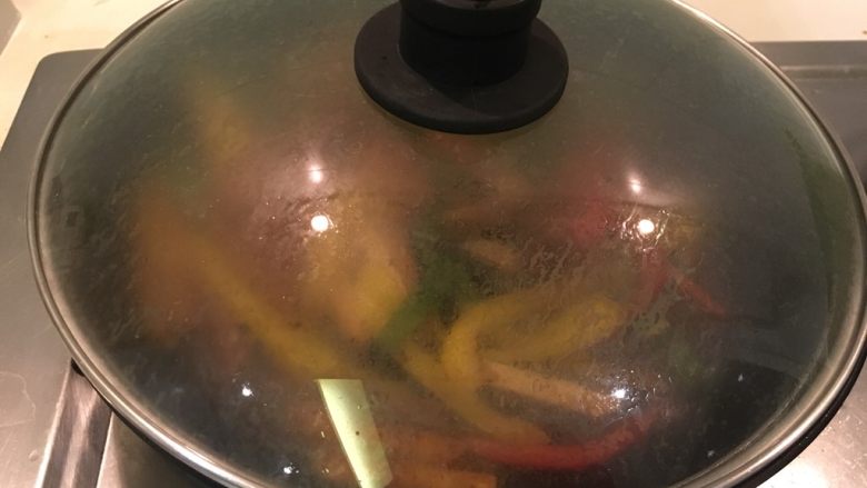 彩椒豆干,盖起来!闷烧1分半钟
